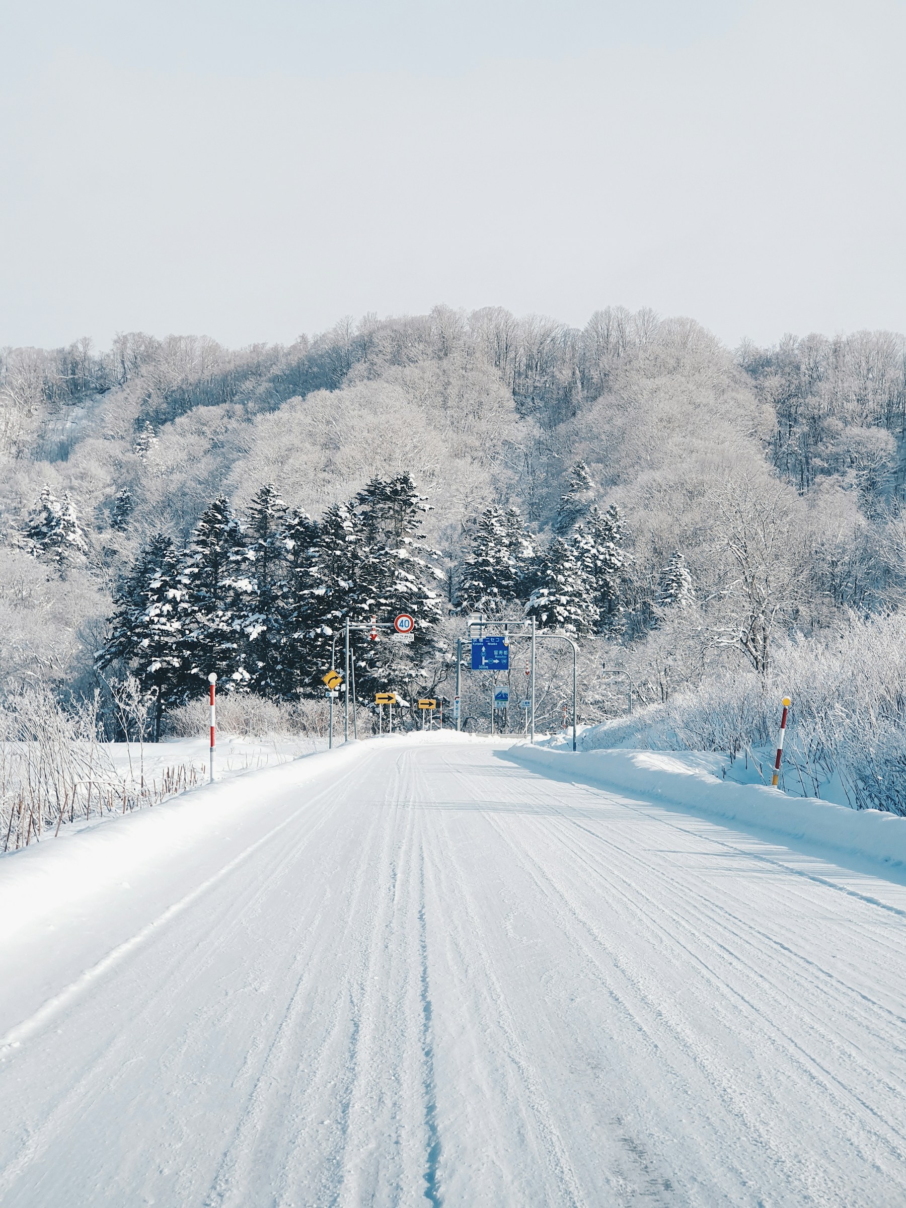 北海道の雪道のイメージ